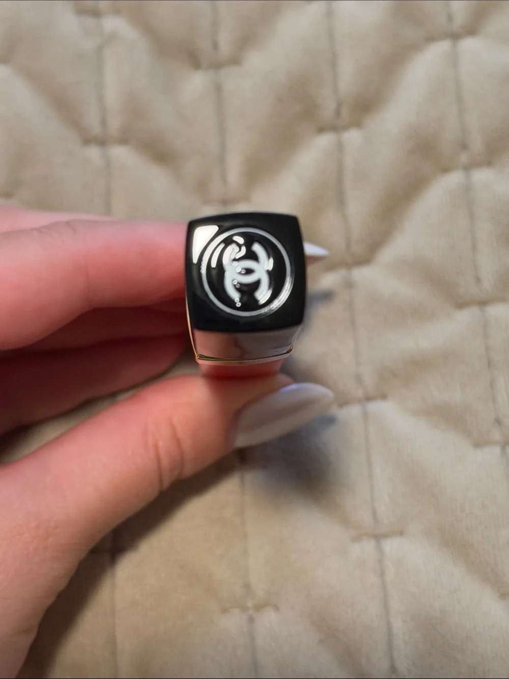CHANEL Rouge Coco Hydra Gloss 440 Ornament - Black & Gold Box